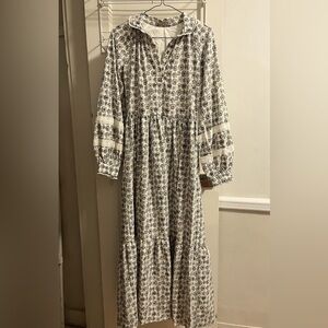 Prairie, size M light blue gray flowers on white background.